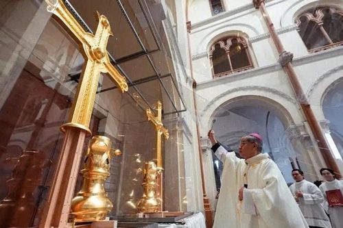 Quy trình chế tác thánh giá mạ vàng ở Nhà thờ Đức Bà Sài Gòn có gì đặc biệt?