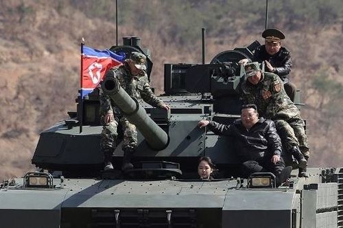 Ông Kim Jong Un và con gái xuất hiện trên xe tăng mới của Triều Tiên