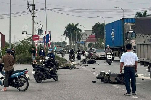Ô tô va chạm liên hoàn 3 xe máy trên quốc lộ, hai phụ nữ tử vong tại chỗ