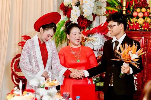 Cô dâu TPHCM làm đám cưới giống mẹ 25 năm trước, nhận quà chú rể tích cóp 4 năm