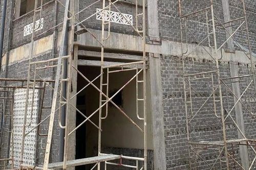Rơi từ giàn giáo công trình trường học xuống đất, 3 công nhân thương vong