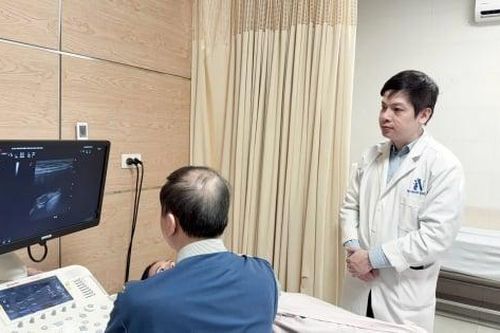 Ngực lệch bất thường, người phụ nữ đi khám mới 'tá hỏa' phát hiện vỡ túi độn