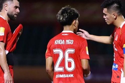 Tiến Linh 'tịt ngòi' vẫn nhường phạt đền cho Việt kiều Khoa Ngô, HLV Huỳnh Đức nói gì?