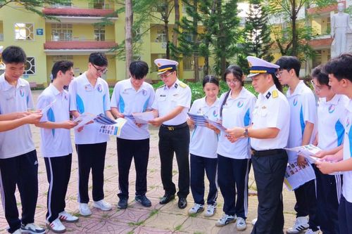 Hướng nghiệp và tư vấn tuyển sinh quân sự cho hơn 2.000 học sinh ở Cà Mau