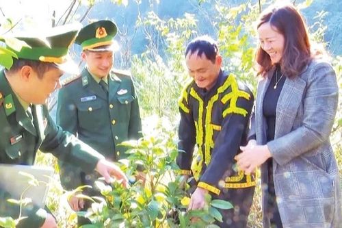 Phụ nữ xứ Lạng góp phần xây dựng, bảo vệ biên cương
