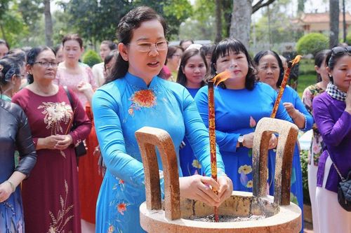 Chủ tịch Hội LHPN Việt Nam Lê Thị Thủy dâng hương tưởng niệm Cố Chủ tịch Nguyễn Thị Thập