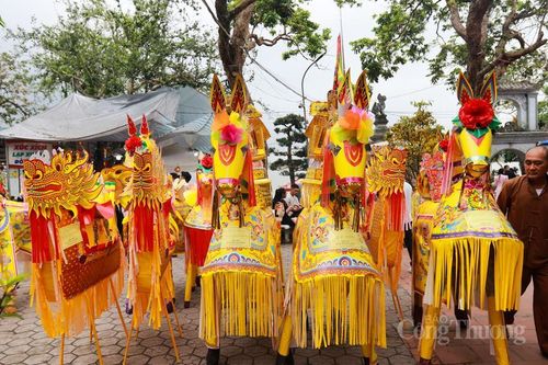Bỏ đốt vàng mã: Vì sao nơi làm được, nơi vẫn còn 'rực lửa'? Bài 2: Ngựa giấy bủa vây lối đền, nơi hóa vàng đỏ lửa