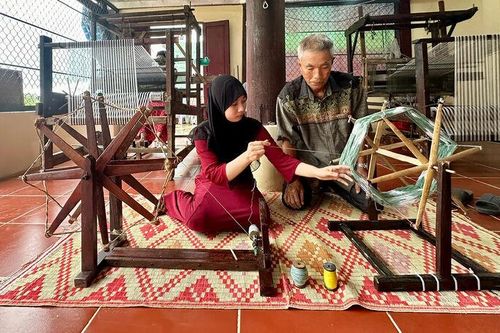 Giữ nghề dệt thổ cẩm