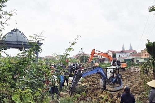 Đồng bào công giáo Tử Nê: Tập trung di chuyển mộ, nhường đất xây dựng sân bay