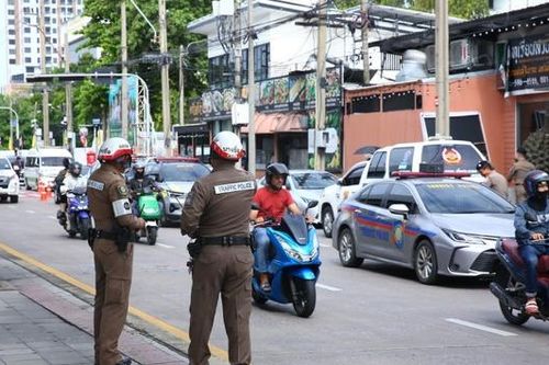 Xe chở nghị sĩ Thái Lan bị tấn công ngay trước nhà riêng