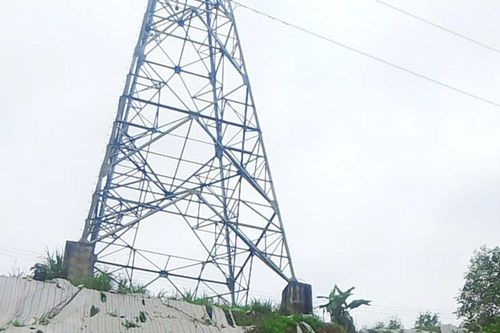 Khẩn trương xử lý trụ điện nguy cơ ngã đổ ven quốc lộ 14D