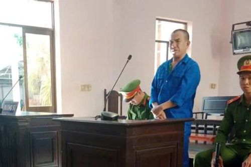 Lãnh 4 năm 6 tháng tù về tội cố ý gây thương tích và sử dụng trái phép vũ khí quân dụng