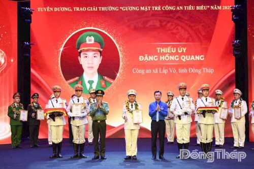 Thiếu úy Đặng Hồng Quang được tuyên dương 'Gương mặt trẻ Công an tiêu biểu' năm 2025