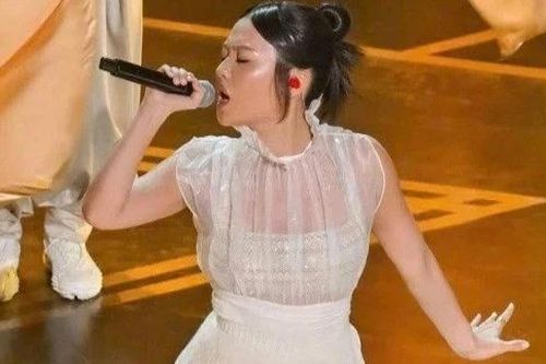 Ca sĩ Rei Ami diện đầm của nhà thiết kế Đỗ Long tại Oscar 2026