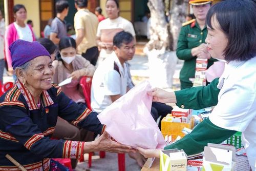 Khám bệnh, cấp thuốc miễn phí và tặng quà tại xã biên giới Ia Mơ