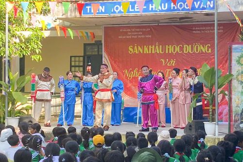 Đưa nghệ thuật truyền thống đến với học sinh miền núi