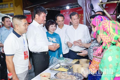 Đồng chí Bí thư Tỉnh ủy Trần Huy Tuấn tham quan các gian hàng tại Lễ khai mạc Festival Phở 2026