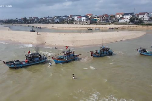 Cửa sông Dinh bị bồi lấp, hàng trăm tàu cá không thể vươn khơi