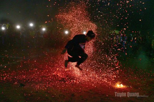 Rực rỡ sắc màu nghi lễ Nhảy lửa tại Lễ hội chợ Thụt xã Phù Lưu