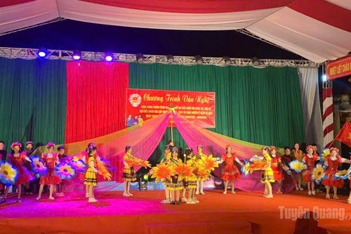 Chương trình văn nghệ chào mừng thành công cuộc bầu cử tại xã Tùng Vài