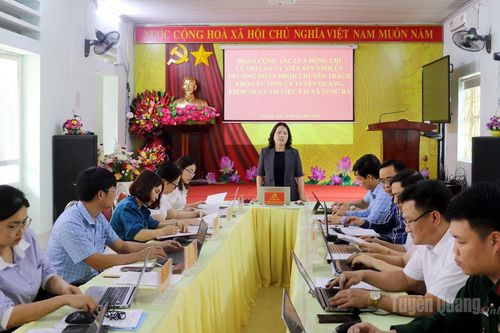Đồng chí Lý Thị Lan, Ủy viên Ban Thường vụ Tỉnh ủy, Trưởng đoàn ĐBQH chuyên trách khóa XV tỉnh làm việc với Đảng ủy xã Tùng Bá
