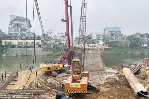 Gỡ vướng mặt bằng, bảo đảm tiến độ xây dựng cầu Gia Bảy