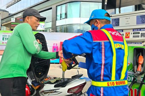 Giá xăng tăng hơn 5.100 đồng/lít, dầu tăng gần 9.000 đồng