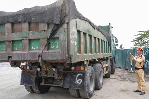 Hà Nội: CSGT xử lý hàng chục xe tải làm rơi bùn đất xuống đường, gây mất an toàn