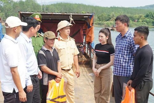Gia Lai: Kiểm tra đường thủy nội địa, tặng áo phao cho người đi đò qua sông Sê San