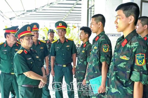Thiếu tướng Nguyễn Văn Hùng kiểm tra công tác huấn luyện chiến sĩ mới