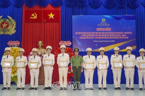 Công an Cà Mau đối thoại với thanh niên, tuyên dương điển hình tiêu biểu