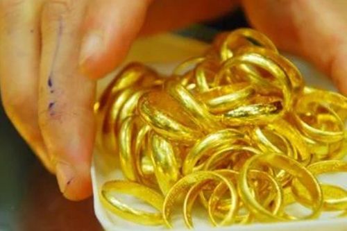 Bàng hoàng phát hiện vàng tiền tỷ 'không cánh mà bay' ngay dưới chân cầu thang, chỉ vì một lần vợ mượn đi đám giỗ