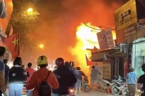 Clip quán cà phê ở Hà Nội bốc cháy ngùn ngụt trong đêm