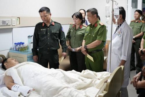 Lãnh đạo Công an tỉnh Lâm Đồng thăm cán bộ bị đâm trọng thương khi làm nhiệm vụ