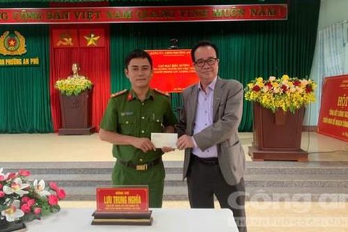 Khen thưởng cán bộ Công an phường dũng cảm cứu hai em nhỏ đuối nước