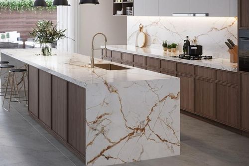 Nên ốp bếp bằng đá hay kính?