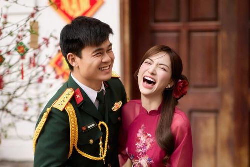 Khoảnh khắc Đại úy Văn Cương hỏi cưới Hòa Minzy gây bão mạng