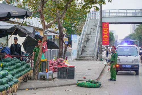 Tiểu thương chợ đầu mối Hà Nội chiếm vỉa hè, nháo nhác dọn hàng khi thấy công an