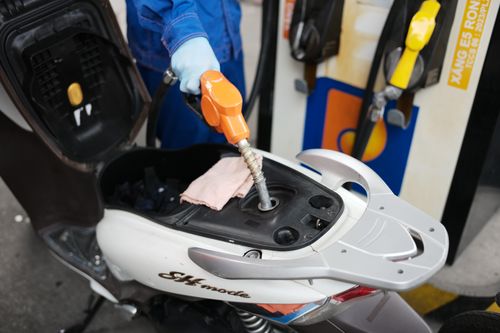 Chỉ được điều chỉnh giá xăng dầu khi tăng trên 15%
