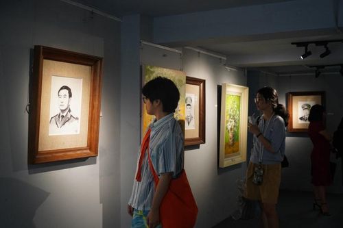Thưởng lãm các tác phẩm mỹ thuật chủ đề 'Việt Nam – Kỷ nguyên vươn mình' và 'Hà Nội trong mắt ai'