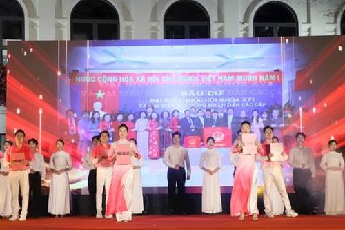 Phường Hoàn Kiếm: Sôi nổi chương trình văn nghệ chào mừng thành công bầu cử