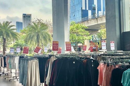 Người tiêu dùng 'đi ngược mùa', săn đồ đông giá rẻ giữa trời nắng ấm