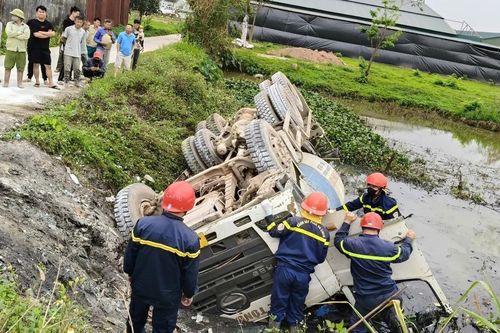 Cứu nạn thành công tài xế mắc kẹt trong xe trộn bê tông lật xuống ao ở Bắc Ninh