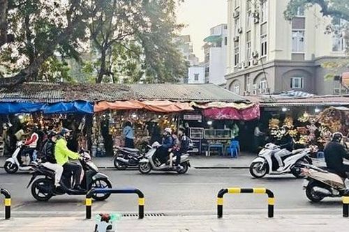 'Giải cứu' vỉa hè, trả lại không gian an toàn trước cổng trường học