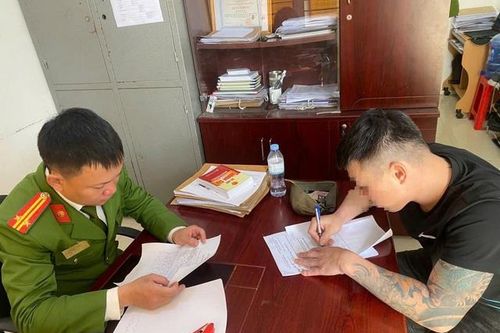 Cưỡng chế người đàn ông cản trở lực lượng làm nhiệm vụ trước cổng bệnh viện
