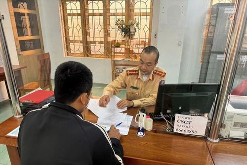 Đi ngược chiều, tài xế ô tô bị phạt 19 triệu đồng, trừ 4 điểm bằng lái