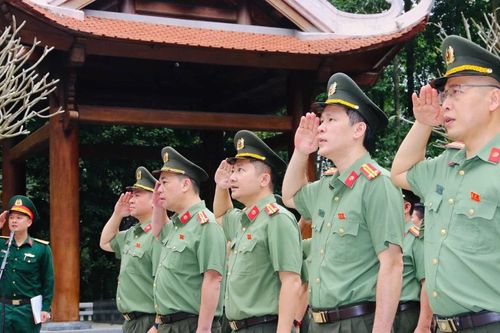 Chi bộ An ninh Thủ đô báo công dâng Bác tại khu di tích lịch sử K9