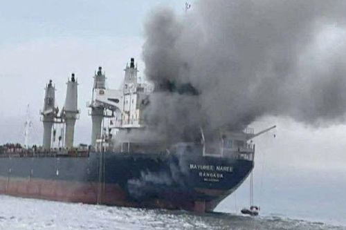 Cận cảnh tàu Thái Lan bốc cháy ở Eo biển Hormuz
