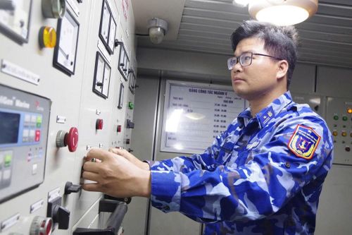 Người lính kỹ thuật và những đêm không ngủ giữa đại dương