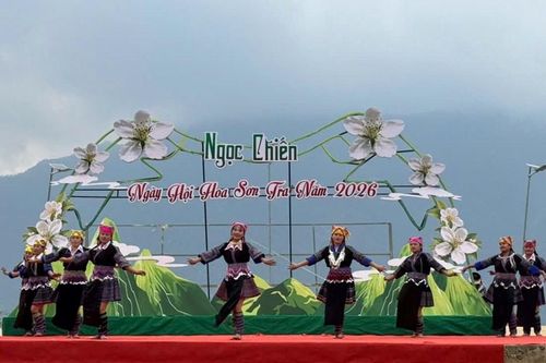 Về miền cổ tích Ngọc Chiến vui hội hoa sơn tra cùng đồng bào các dân tộc